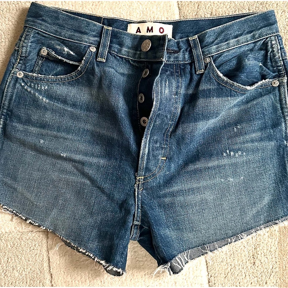 AMO
Denim short shorts
Frayed with slits
Button Fly
Size 27